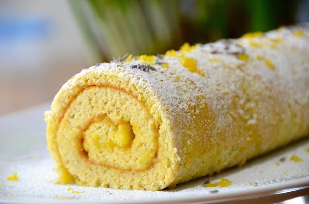 The sponge cake rolled up with the lemon curd