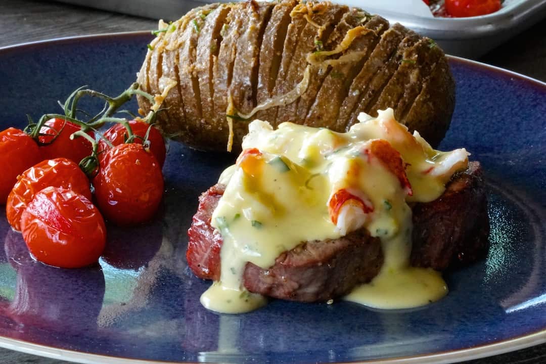 GRILLED FILET MIGNON WITH LOBSTER AND BÉARNAISE
