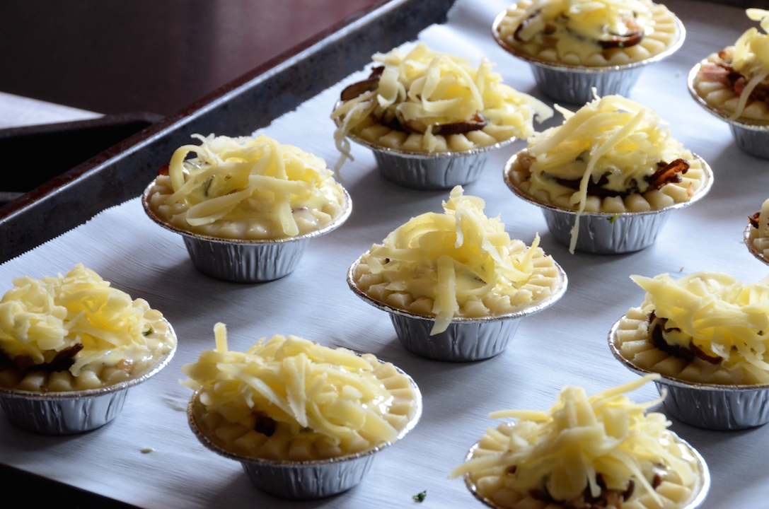 The tarts filled with roast beef, sautéed mushrooms and cheese