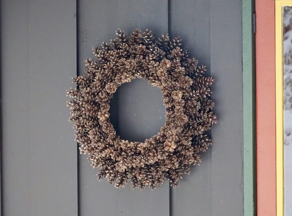 DIY Pine Cone Wreath