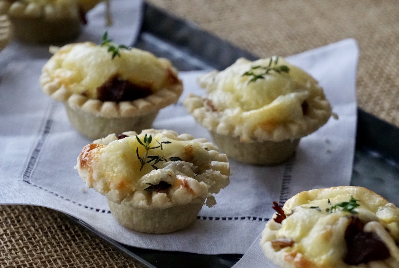 Mini Tarts with Roast Beef and Gruyère