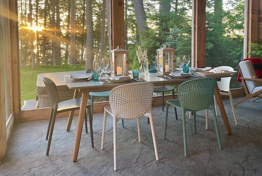 A relaxed dining table and chairs