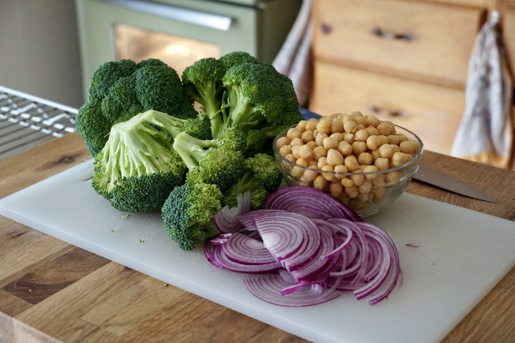 Broccoli florets, chickpeas and thinly sliced red onion