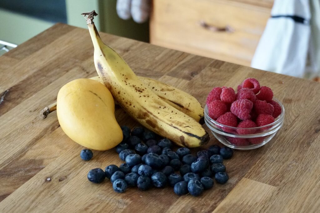 Mango, blueberries, banana an raspberries are excellent fresh fruit toppingsri