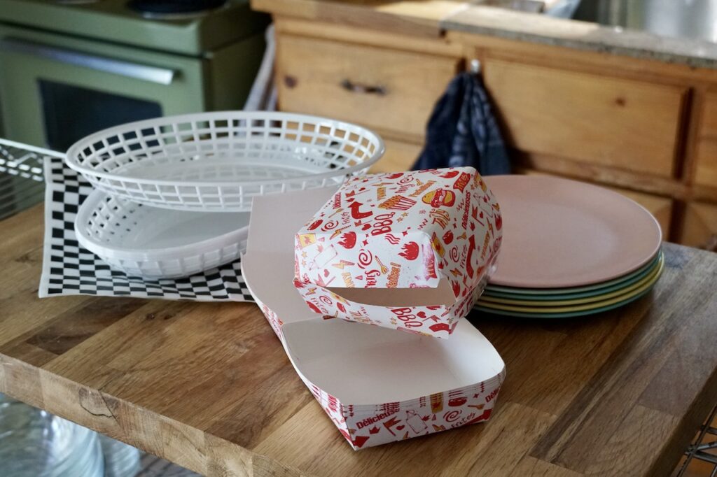 Diner inspired baskets, takeaway boxes and attractive outdoor friendly plates
