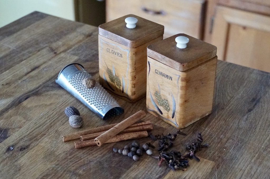 The spices used to make homemade mincemeat include cinnamon, cloves, nutmeg and allspice.