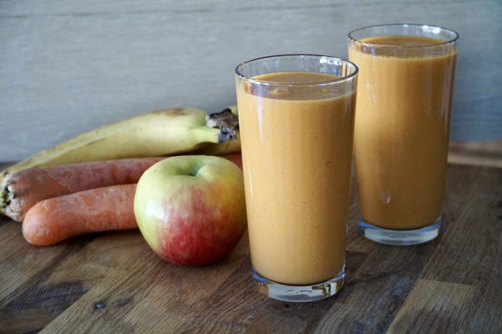 Healthy Smoothie Recipe made with apples, bananas and carrots.