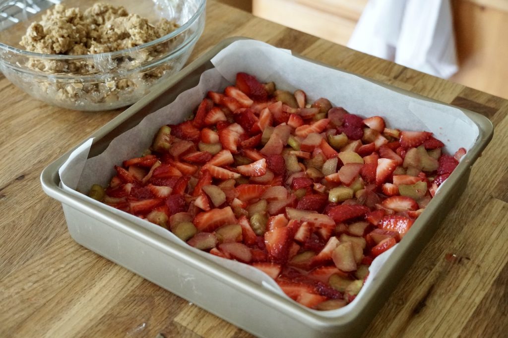 The base topped with the strawberry and rhubarb fruit mixture.